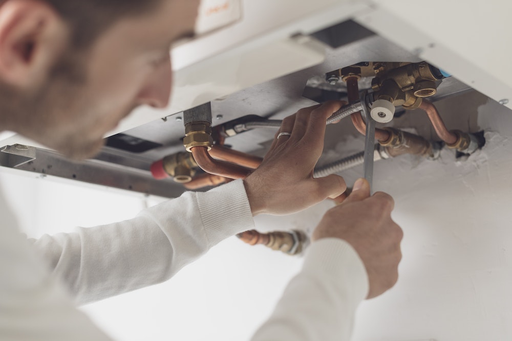 Comment bien évaluer les avantages et les inconvénients des différentes méthodes d'intervention des plombiers pour votre bien immobilier ?