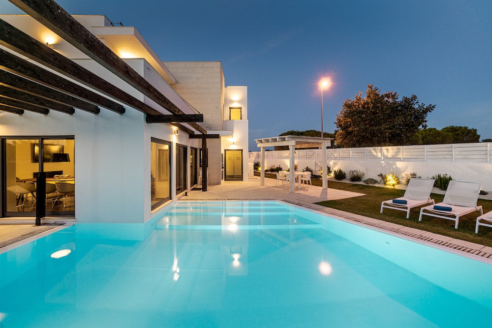 Comment estimer le coût de construction d'une piscine lors de l'achat d'un terrain