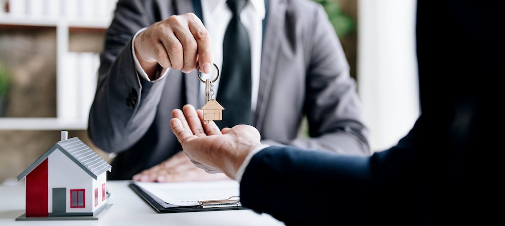 Trouver une agence immobilière : importance de la réputation et des avis