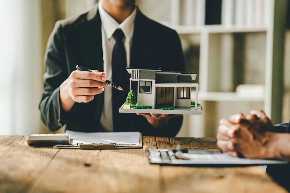 Le parcours vers le métier de mandataire immobilier : une reconversion professionnelle prometteuse