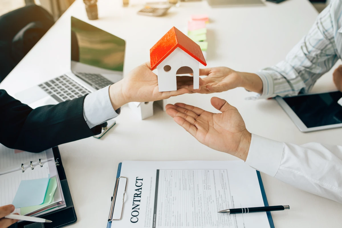 Assurance loyers impayés ou caution : comment choisir ?